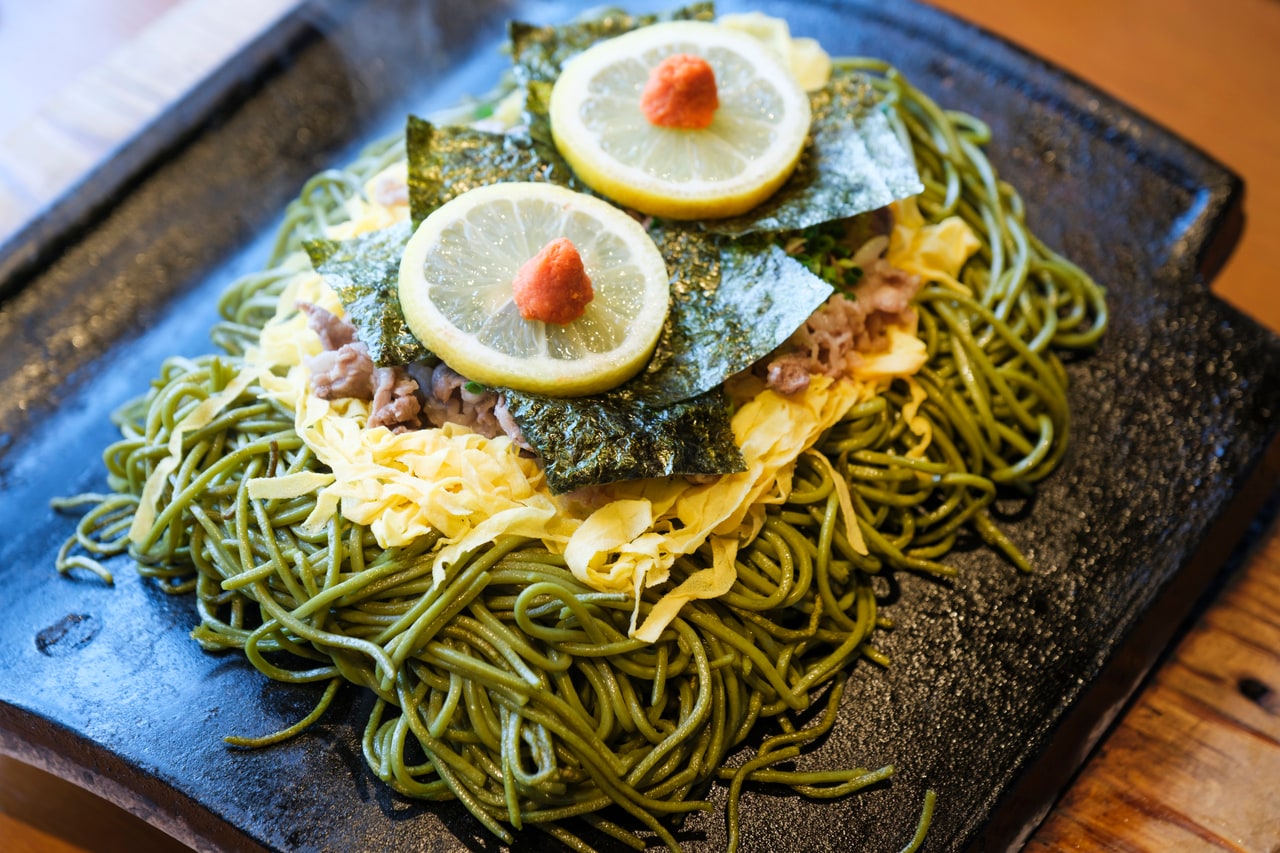 山口名物の「瓦そば」。