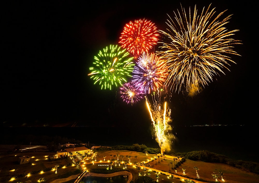 毎週土曜と大晦日には、リゾートの夜空を華やかに彩る打ち上げ花火が。