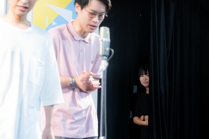 舞台袖からK-PROの所属芸人を見守る ©文藝春秋