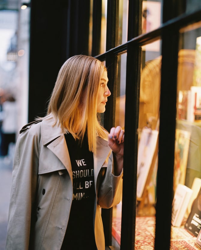 ロザムンド・パイクがイギリス最古の 書店「ハッチャーズ」で