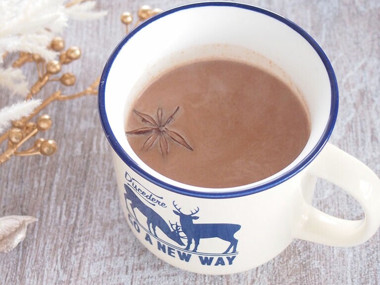 (3) 沸騰直前に弱火にして、5分ほどスパイスの味が出るまで煮ます。お好みで砂糖を入れて完成です。