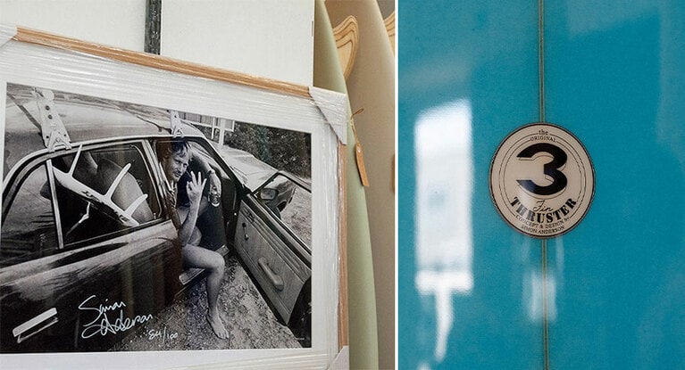 トライフィンを発明したサイモン・アンダーソンさんは今も現役。「3」のロゴが入ったボードも取り扱い。