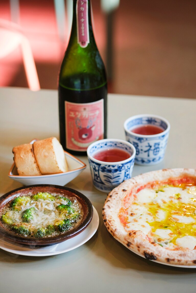 ブロッコリーとしらすのアヒージョ 780円、マルゲリータ 1,180円、ユタカーナ（ボトル）6,000円。