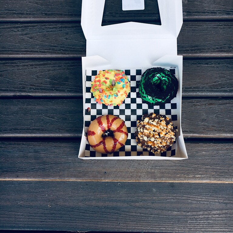 ドーナッツは各3.25ドル。右上から時計回りにミントオレオ味、マカダミアたっぷりのアロハマック、ピーナッツバターにジェリーソース、レモン味にフルーティーペブルス。