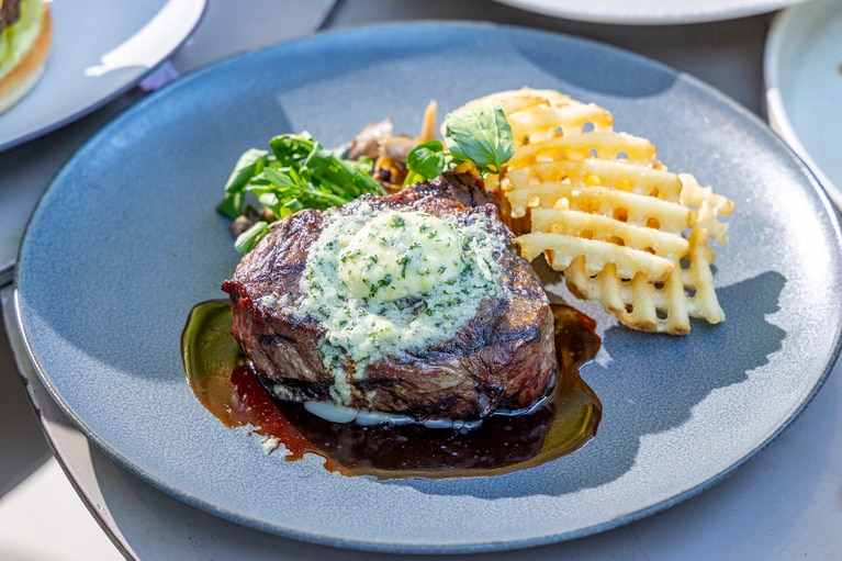 ランチの選べるメインディッシュの一例「オーストラリア産ビーフサーロインのグリル」（＋1,000円）。定番グリル料理のほかに、ビーフバーガーや本日のパスタなどがある。