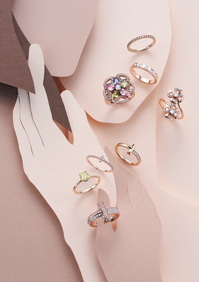 BVLGARI〈上4点：上から〉エタニティ(PG×DIA) 357,500円、「マリー・ミー」(PG×DIA) 243,100円、「ディーヴァ ドリーム」(PG×DIA×ピンクトルマリン×ペリドット×アメシスト)1,166,000円、「フィオレヴァー」(PG×DIA) 522,500円／すべてブルガリ(ブルガリ ジャパン)
TIFFANY & CO.〈下4点：上から〉「ティファニー T ワン」(YG×DIA) 231,000円、「ティファニー T」(RG×DIA) 379,500円、「ティファニー トゥルー」(YG×センターイエローDIA 1.01ct) 2,255,000円、「ティファニー T ワン」(RG×DIA) 770,000円／すべてティファニー(ティファニー・アンド・カンパニー・ジャパン・インク)