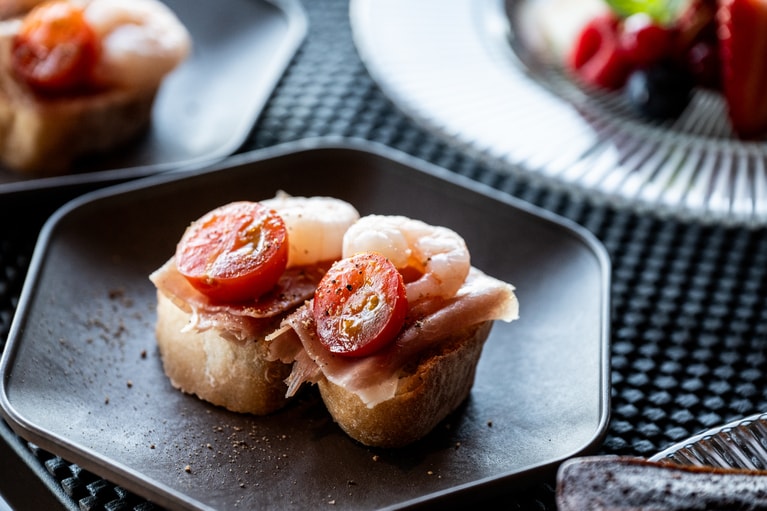 この日のセイボリーは、生ハム・エビ・トマトのブルスケッタ。