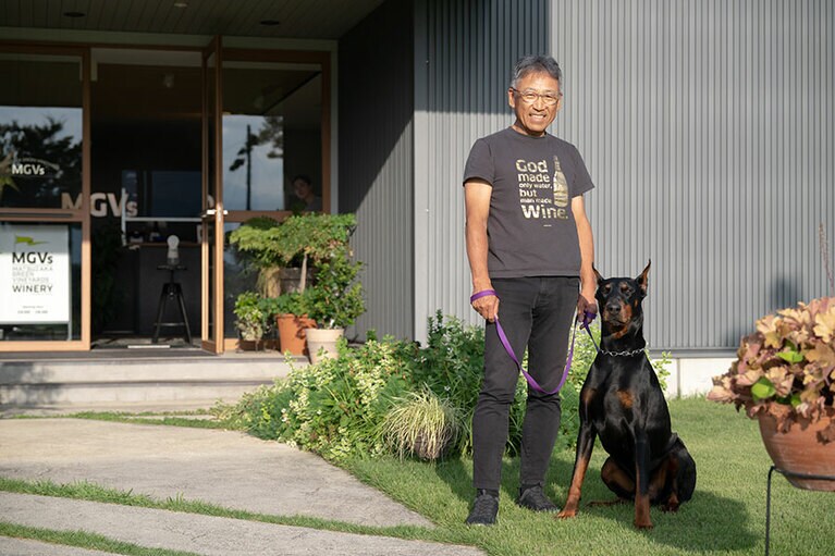オーナーの松坂さんと愛犬ルイスくん。MGVsワイナリー（山梨県甲州市勝沼町等々力601−17）