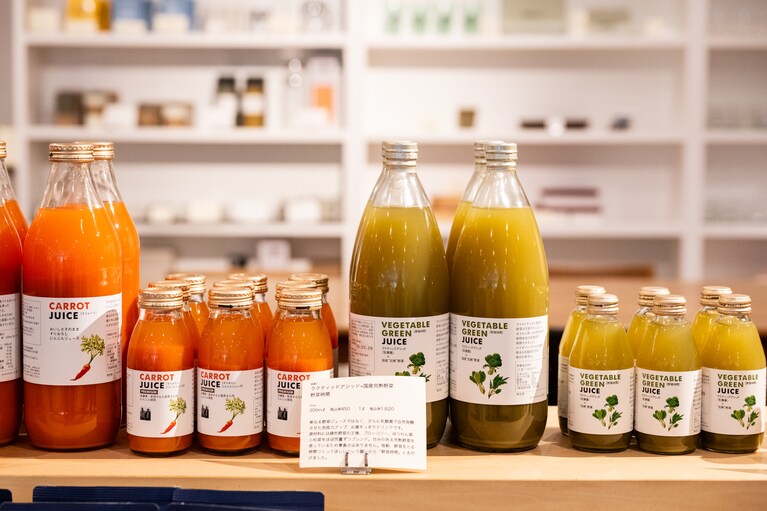 ショップでは、「無添加すりおろしにんじんジュース」「ラクティットアシッド×国産完熟野菜 野菜時間」といった自遊人オリジナル商品も数多く販売。