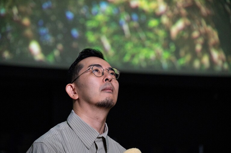 大橋史さん。「コニカミノルタプラネタリウム 天空inスカイツリータウン®」にて。プラネタリウムの映像は今回の作品とは関係ありません。