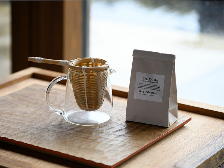 愛用の茶こし。野草を摘んで干した自家製のお茶も淹れられる深さがあるところが気に入っているそう。写真のお茶は、ふたりが愛する中目黒のティーハウス「CHIYA-BA」のもの。