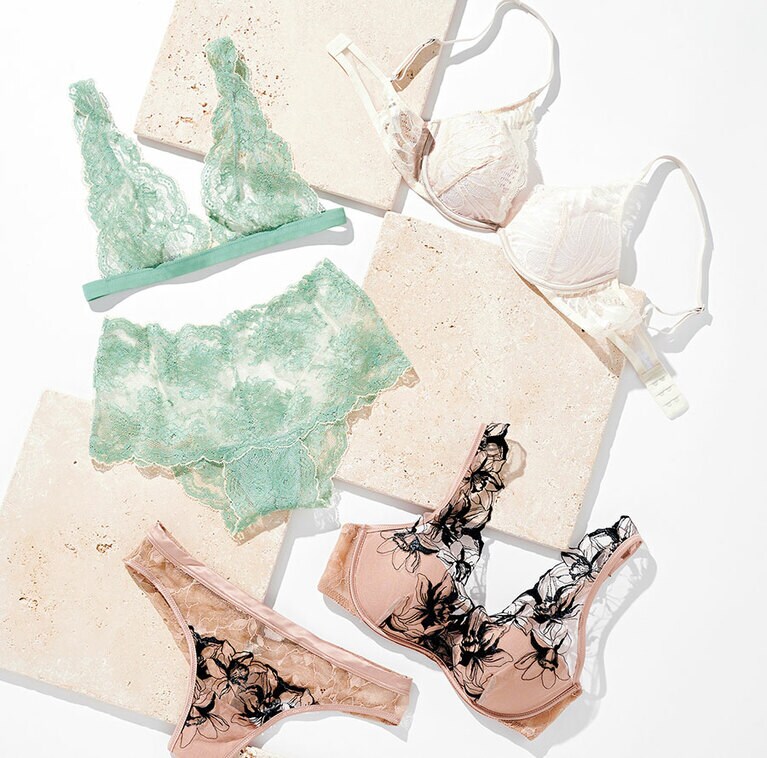 左：ブラ 10,450円、ショーツ 7,150円／ランジェリーク(エム)
右上：ブラ 14,300円／カルバン・クライン アンダーウェア(カルバン・クライン カスタマーサービス)
下：ブラ 6,990円、ショーツ 2,990円／インティミッシミ(H3O ファッションビュロー)