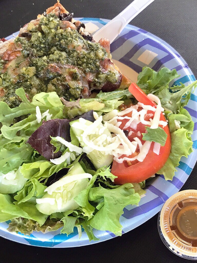 こちらのピッツァ！　フレッシュで絶品なんです。ファームピザ＆サイドサラダ 10ドル。