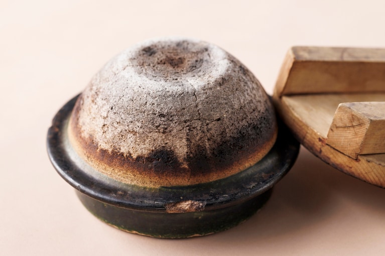 10年使った土鍋の底は、こんな風に細かいヒビが入る。土楽の織部釜（6寸・直径約18.5㎝）14,300円