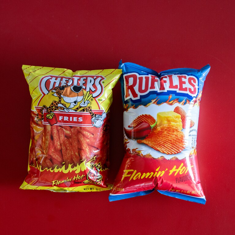 アメリカでおなじみ「Ruffles」「Chester’s」もホットチリフレーバー。やみつきになります。各2.69ドル。