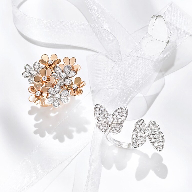 〈左〉「フリヴォル リング、8フラワー」（RG×WG×DIA）3,022,800円　〈右〉「ドゥ パピヨン アントレ レ ドア リング」（WG×DIA）4,593,600円／ともにヴァン クリーフ＆アーペル（ヴァン クリーフ＆アーペル ル デスク）
