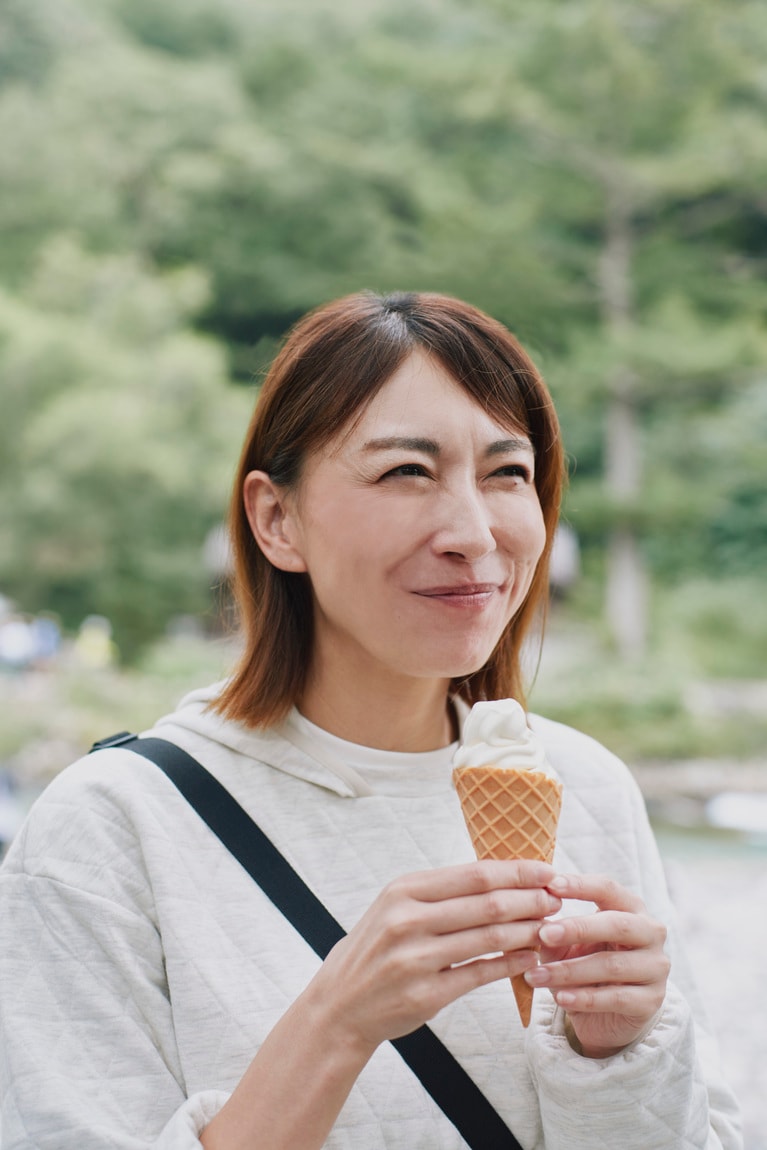 河童橋のすぐ近くの「トワサンク」は、信州の果物や特産品を使ったスイーツを堪能できるカフェテリア。定番のアップルパイや上高地リンゴのソフトクリームを目当てに多くの人が並びます。小椋さんもこの笑顔！