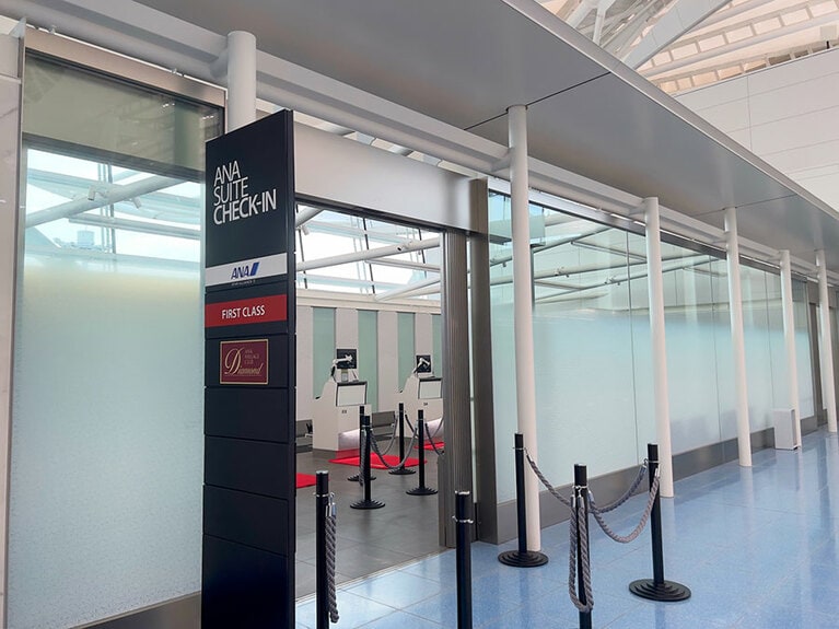 こちらがファーストクラス搭乗客とANAのダイヤモンドステイタスを持っている搭乗客のみが利用できる「ANA SUITE CHECK-IN」。