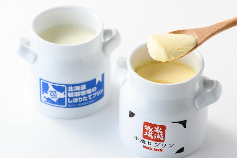 【北海道】左から：岩瀬牧場の「手造りプリン」、「しぼりたてプリン」。