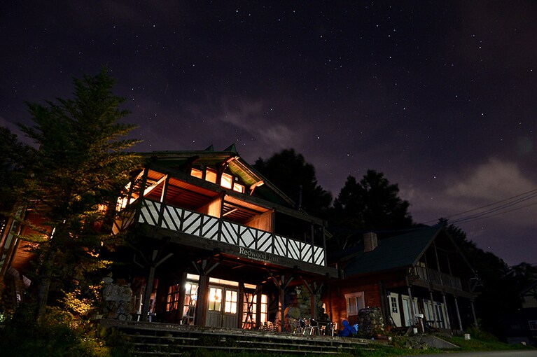 REDWOOD INN［長野／奥山田温泉］外観夜。