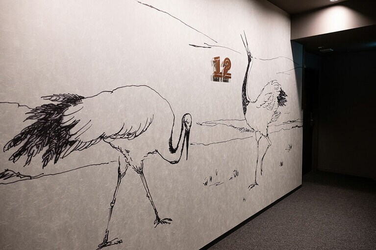 エレベーターホールにも注目を。和紙の壁紙は、7階は花火、12月は鶴など、1階から12階の順に浅草歳時記が表現されている。