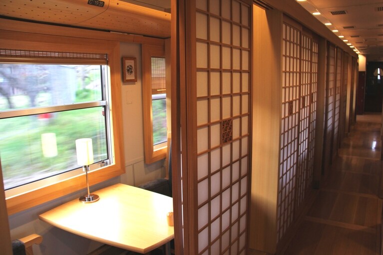 「ろくもん」3号車　しなの鉄道提供