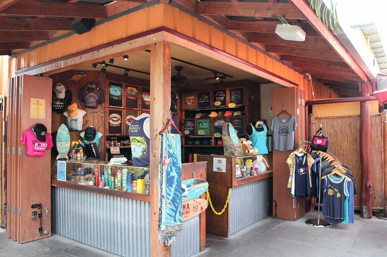 店内にあるロゴグッズショップ。