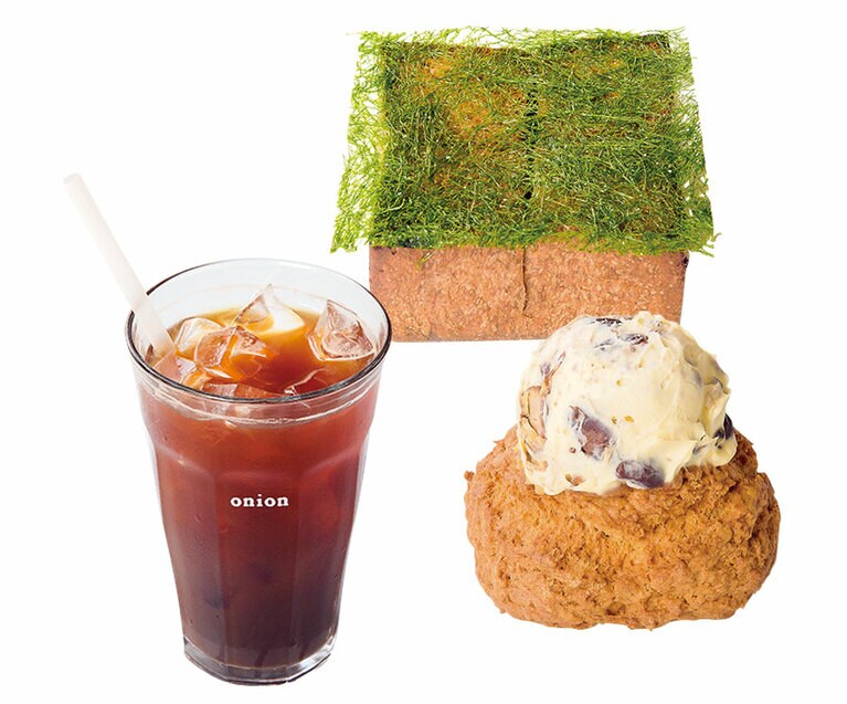 【onion 安国店(オニオン アングクジョム)】左から時計回りに：豆はシングルオリジン「アメリカーノ」4,500ウォン、はちみつと海藻の甘塩っぱい味「ハニーメセンイ＋カムテ」6,000ウォン、黒豆入りクリームが韓国風「ソリテスコーン」5,000ウォン