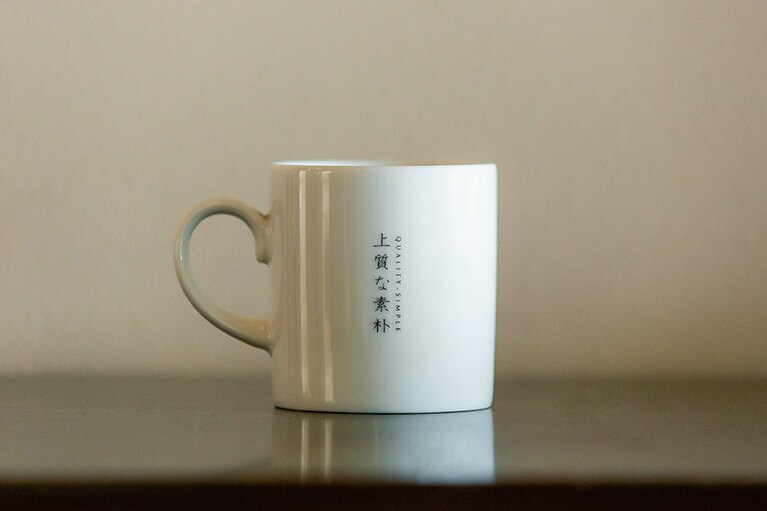 宿の魅力を端的に言い表す「上質な素朴」とプリントされたオリジナルマグカップ 1,200円。上質な素朴を味わう。