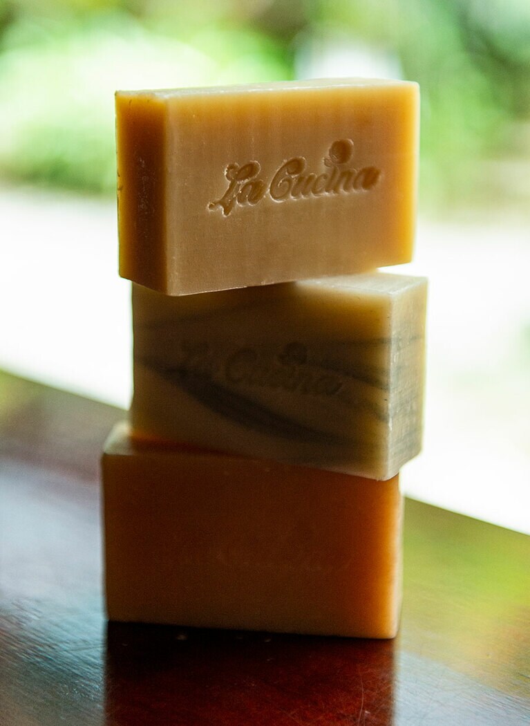 ナチュラルソープ 紅型パッケージ85g 各1,600円。