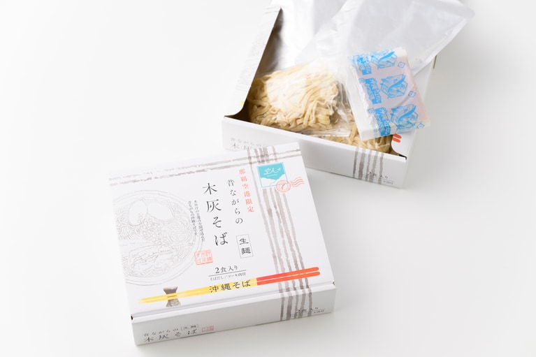 木灰沖縄そば（ソーキ入） 2,138円（2食入）。