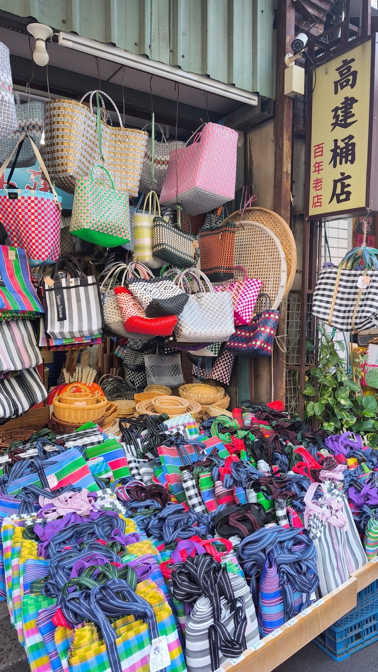 「高建桶店」の店先には、大量の漁師網バッグが並べられています。