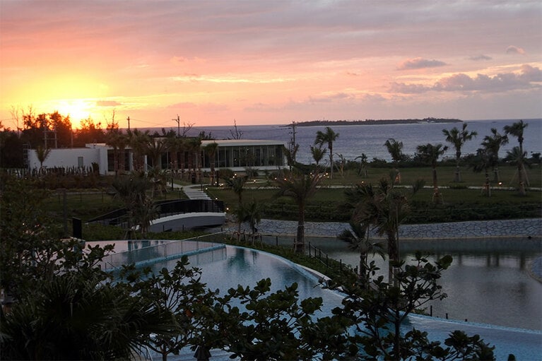 ロビーラウンジ＆バーのテラスから眺めた瀬底島のサンセット。