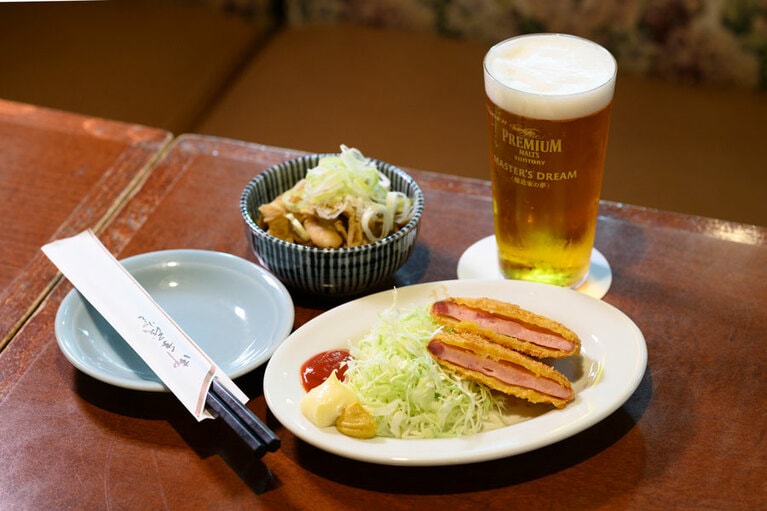 空冷式サーバーでいれる、生ビール「マスターズドリーム」638円もぜひ飲んでほしい。