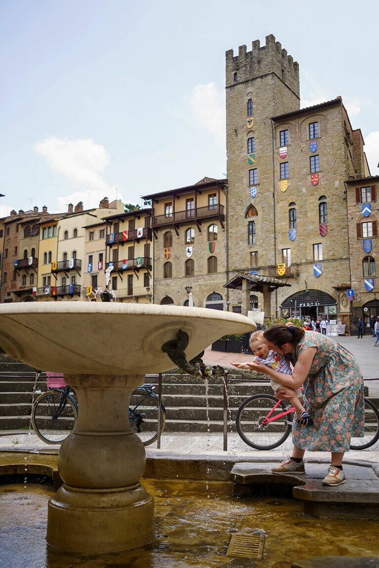 グランデ広場を囲む建物には、各地区の紋章が掲げられていた。