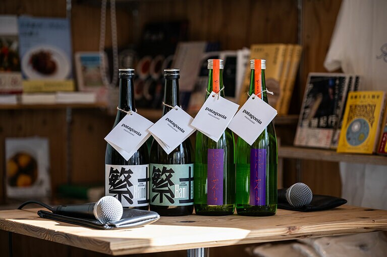 自然酒づくりは2年目。同じ銘柄ながら、昨年とまた違う味わいが楽しめるのも自然酒の魅力だ。左から繁土 ハンド 2022（寺田本家）／2,090円、繁土 ハンド 2023（寺田本家）／2,178円、しぜんしゅ―やまもり 2022（仁井田本家）／2,200円、しぜんしゅ―やまもり 2023（仁井田本家）／2,310円。