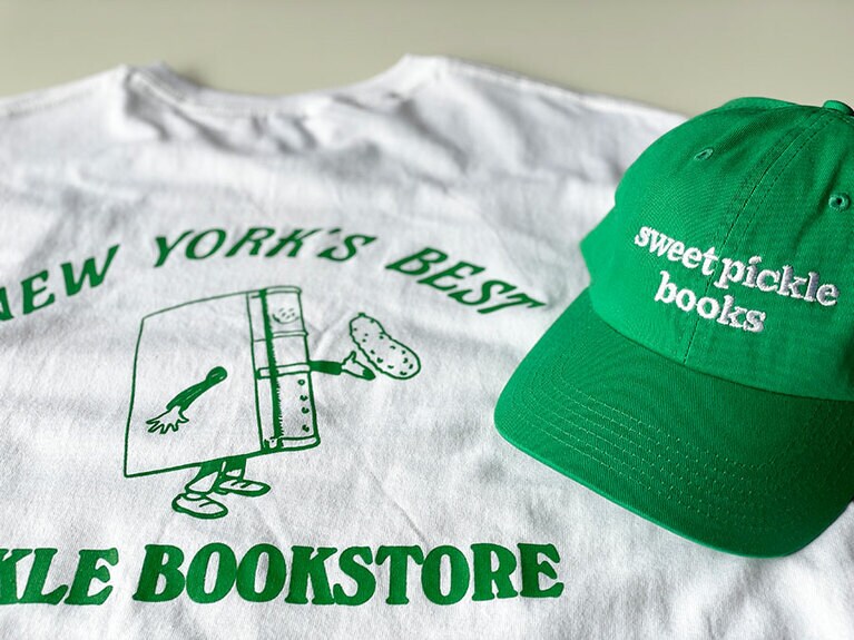 Tシャツ（30ドル）＆キャップ（22ドル）。