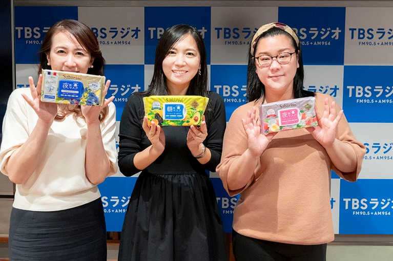 左から、堀井さん、御殿谷さん、スーさん。そして多様なサボリーノシリーズ。堀井さんが持つのが新製品のプレミアムタイプ。