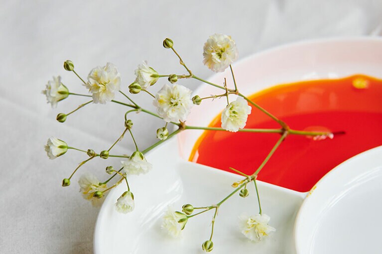 黄色いカスミソウはナチュラルな雰囲気。