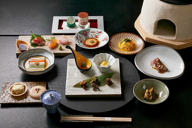 季節の旬の食材をふんだんに使った、サウナ懐石のイメージ。