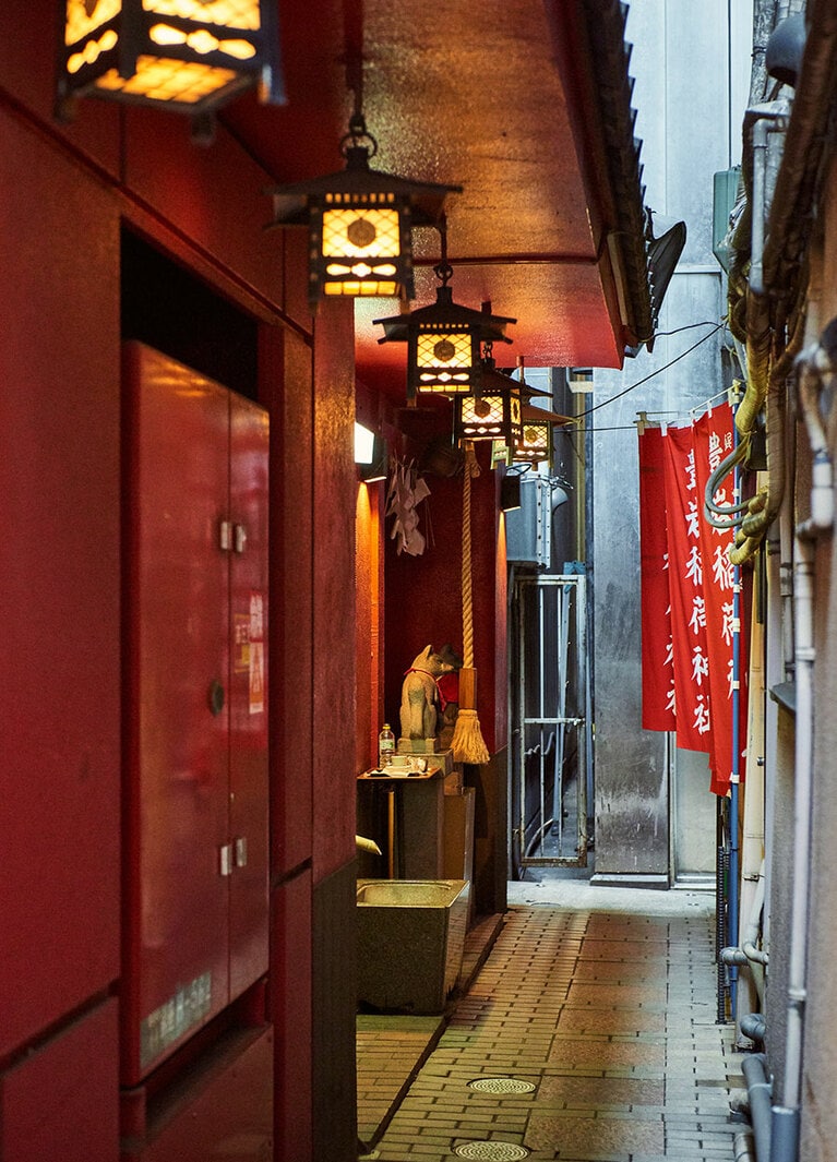 スポットD 豊岩稲荷神社。銀座7丁目交差点からすぐ近く。ビルの隙間を抜けた先に現れる神社は、静かで心落ち着く。