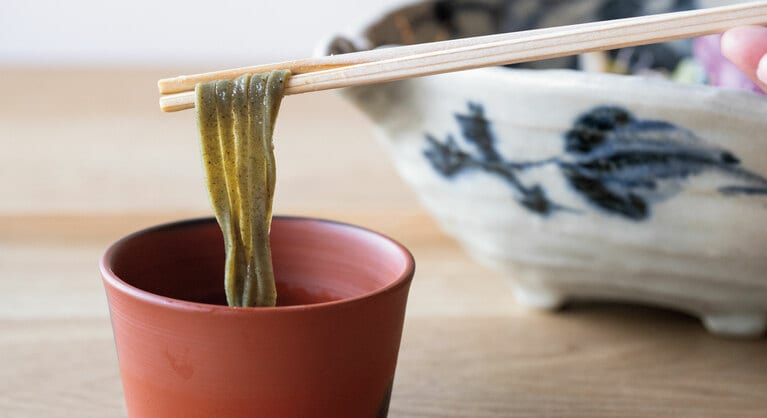 へぎ蕎麦のように緑がかっている平細打ちうどん。磯の香りや風味、喉ごしをするりと。