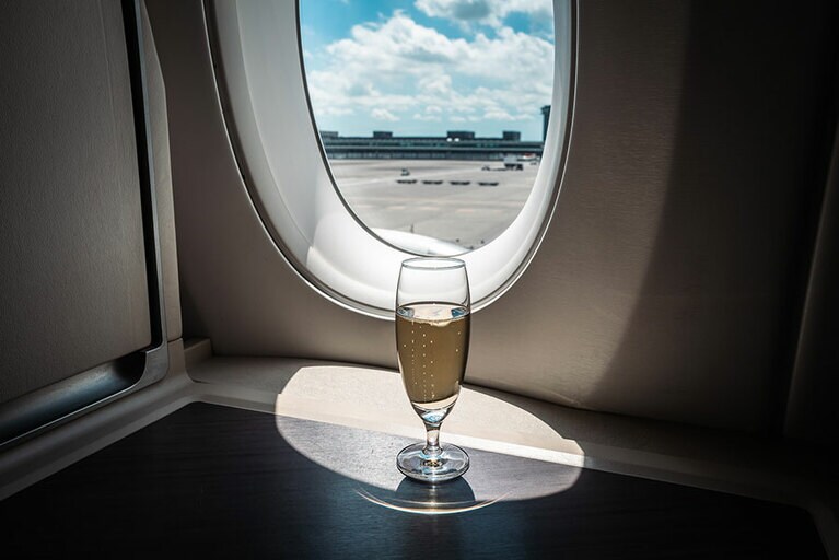 長距離路線用 ビジネスクラスではシャンパンのウェルカムドリンクも。