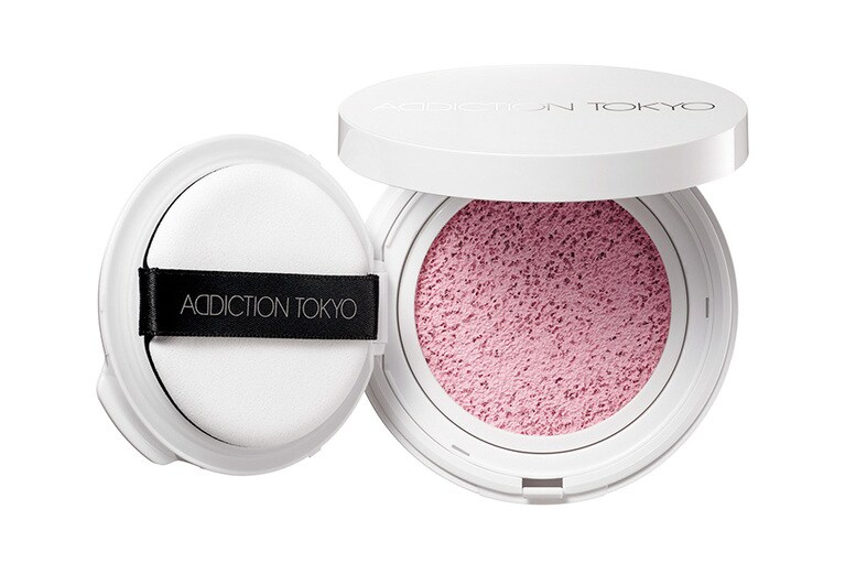 潤いも補給する日焼け止め。「スキンケアUV タッチアップ クッション」SPF45・PA+++ 002 12g 5,830円（セット価格）／アディクション ビューティ