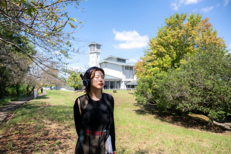 展示会場のひとつである愛知県陶磁美術館でクォン・ビョンジュン（Kwon Byungjun）のサウンドインスタレーション『ゆっくり話して、そうすれば歌になるよ』を鑑賞する升味さん。名古屋市だけでなく、瀬戸市の文化や歴史を感じることができるのも魅力だ。