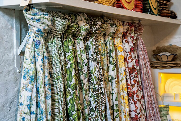 カリンさんが植物を描いた水彩画をプリントしたテーブルクロス各種(260ポンド～)。