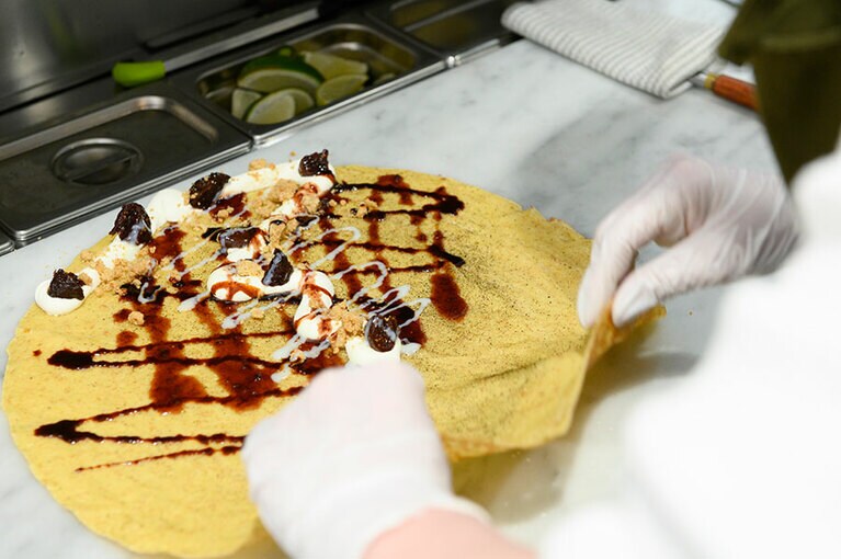 乳脂肪分47％の生クリームにきび砂糖を加えて泡立て、ミルキーな風味は濃厚でありつつ甘さは控えめに。生地本来の風味や味わいが伝わるよう、クリームはたくさん絞りすぎないことがポイント。