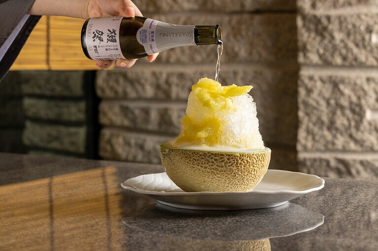 「夏の獺祭 メロンかき氷」10,000円（サービス料15％別）。食後のデザートとしてのみ注文可能。