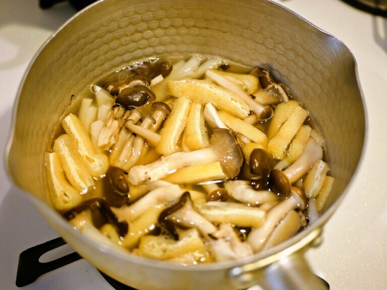 だしが沸いて2～3分ぐらい。具材全体が汁につかってきたら、お酒を入れて弱火にし、8分間煮てください。大根が透きとおってきたら、煮えどき。