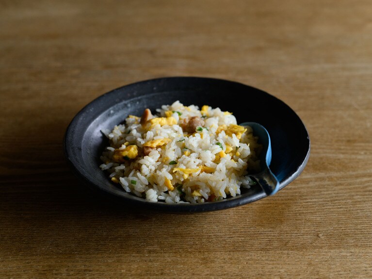 長谷川奈津さんの作、黒の鉄釉浅鉢。